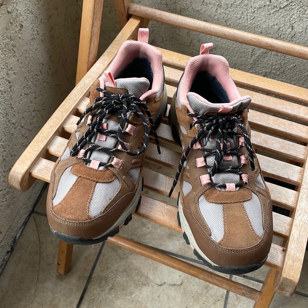 Womens size 10 sketcher athletic shoe waterproof